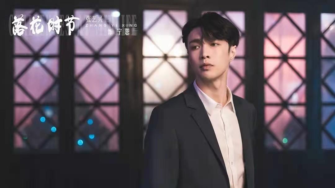 雷佳音夸张艺兴很努力，拍完戏还继续练舞，而自己是躺在床上努力