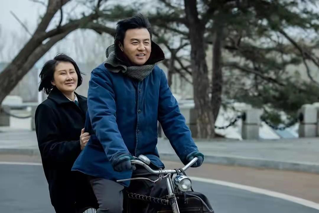 雷佳音夸张艺兴很努力，拍完戏还继续练舞，而自己是躺在床上努力