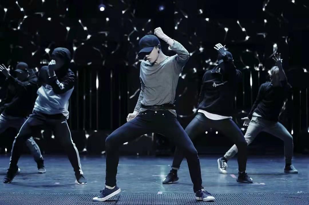 雷佳音夸张艺兴很努力，拍完戏还继续练舞，而自己是躺在床上努力