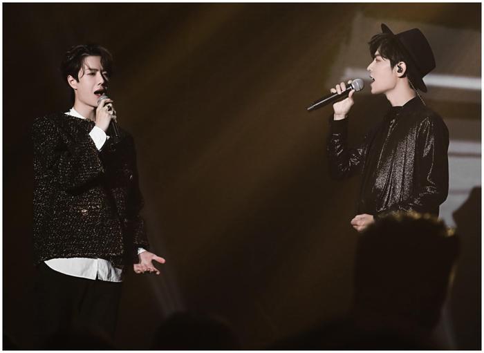 《陈情令》忘羡合作舞台，肖战绅士风造型帅气，王一博穿女装惊艳