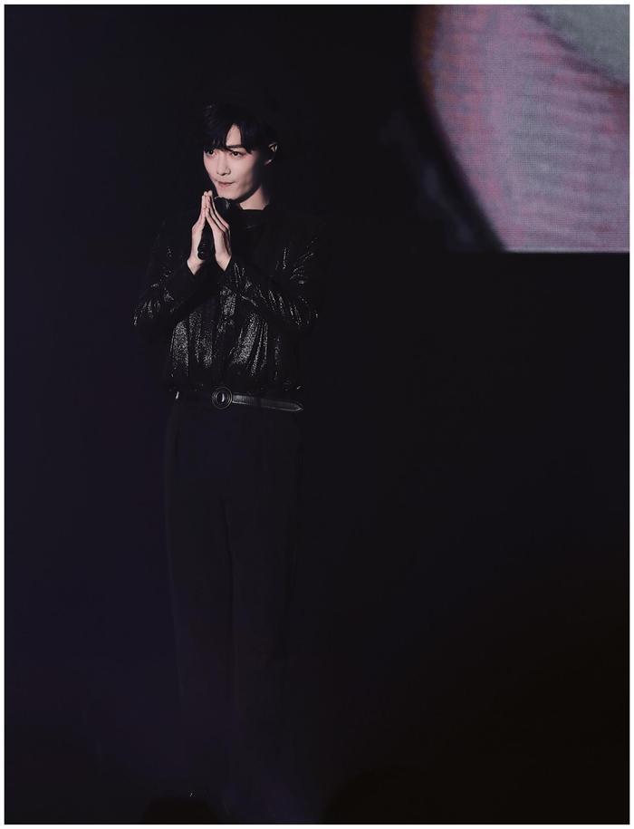 《陈情令》忘羡合作舞台，肖战绅士风造型帅气，王一博穿女装惊艳