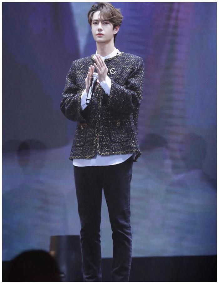 《陈情令》忘羡合作舞台，肖战绅士风造型帅气，王一博穿女装惊艳