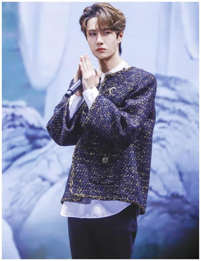 《陈情令》忘羡合作舞台，肖战绅士风造型帅气，王一博穿女装惊艳