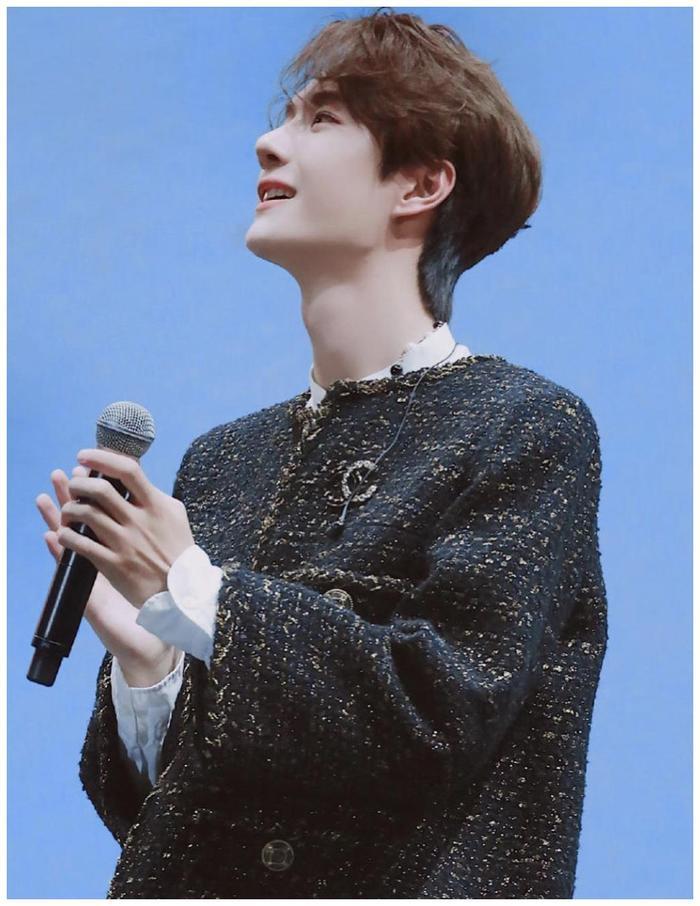 《陈情令》忘羡合作舞台，肖战绅士风造型帅气，王一博穿女装惊艳