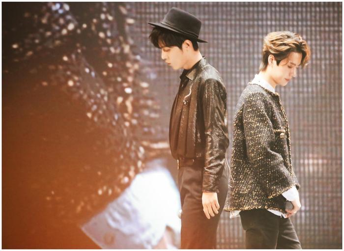 《陈情令》忘羡合作舞台，肖战绅士风造型帅气，王一博穿女装惊艳