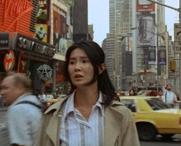 ​58岁女神张曼玉巴黎偶遇，背4万包一身名牌，满脸皱纹拒绝合影！