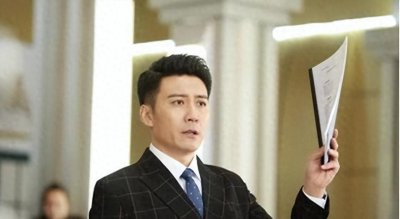 ​他是最干净的男演员，和妻子姐弟恋，恩爱20年，一家三口其乐融