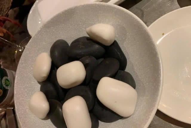 小S晒照为妈妈庆65岁生日，三姐妹罕见同框，儿孙满堂其乐融融