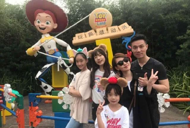 小S晒照为妈妈庆65岁生日，三姐妹罕见同框，儿孙满堂其乐融融