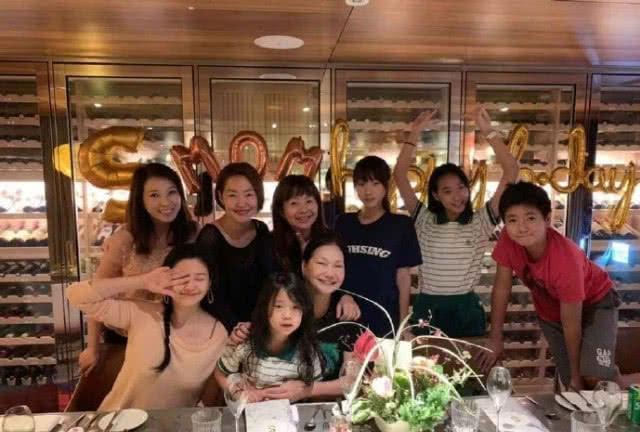 小S晒照为妈妈庆65岁生日，三姐妹罕见同框，儿孙满堂其乐融融