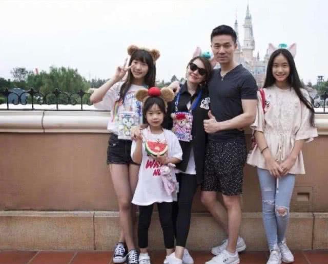 小S晒照为妈妈庆65岁生日，三姐妹罕见同框，儿孙满堂其乐融融