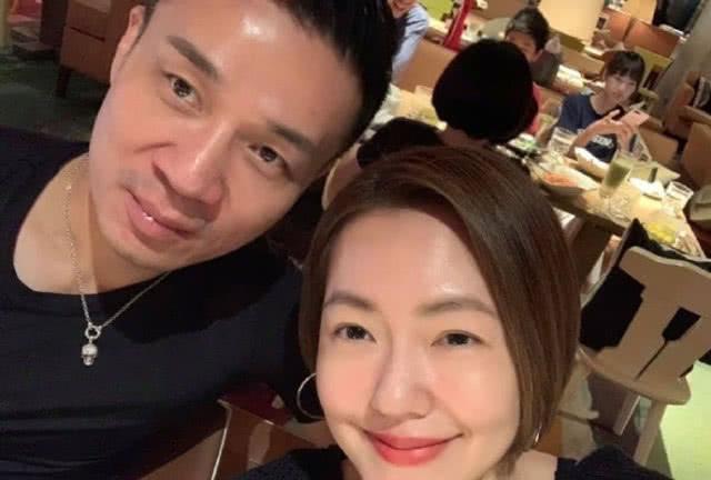 小S晒照为妈妈庆65岁生日，三姐妹罕见同框，儿孙满堂其乐融融