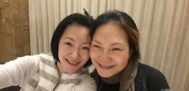 小S晒照为妈妈庆65岁生日，三姐妹罕见同框，儿孙满堂其乐融融
