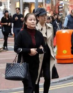 郭富城与岳母仅差四岁，合照引发热议，岁月对他宽容如昔