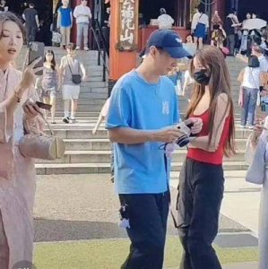 王思聪被疑交新女友，偶遇日本相机店，网友称其女伴美丽如宋慧乔