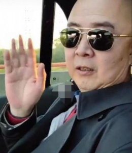 ​72岁洪金宝与老伴恩爱逛超市，花白头发身材消瘦，合影后主动询问榨菜的具体位