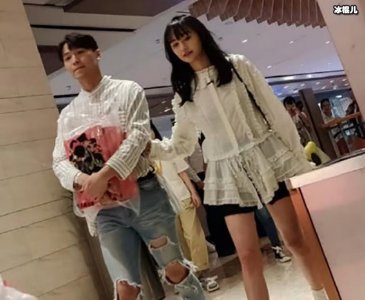 ​郑爽和张恒手牵手逛街超甜，郑爽表示谈恋爱后胖了十斤！