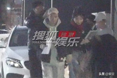 ​大鹏收工后与老婆挽手散步 全程牵老婆手满脸幸福 结婚多年依旧甜蜜