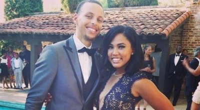 ​库里生日派对，妻子大秀舞技