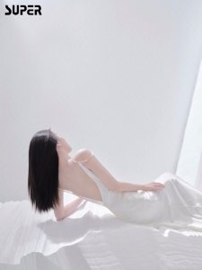 ​虞书欣纯白大片好文艺 穿露背裙尽显好身材