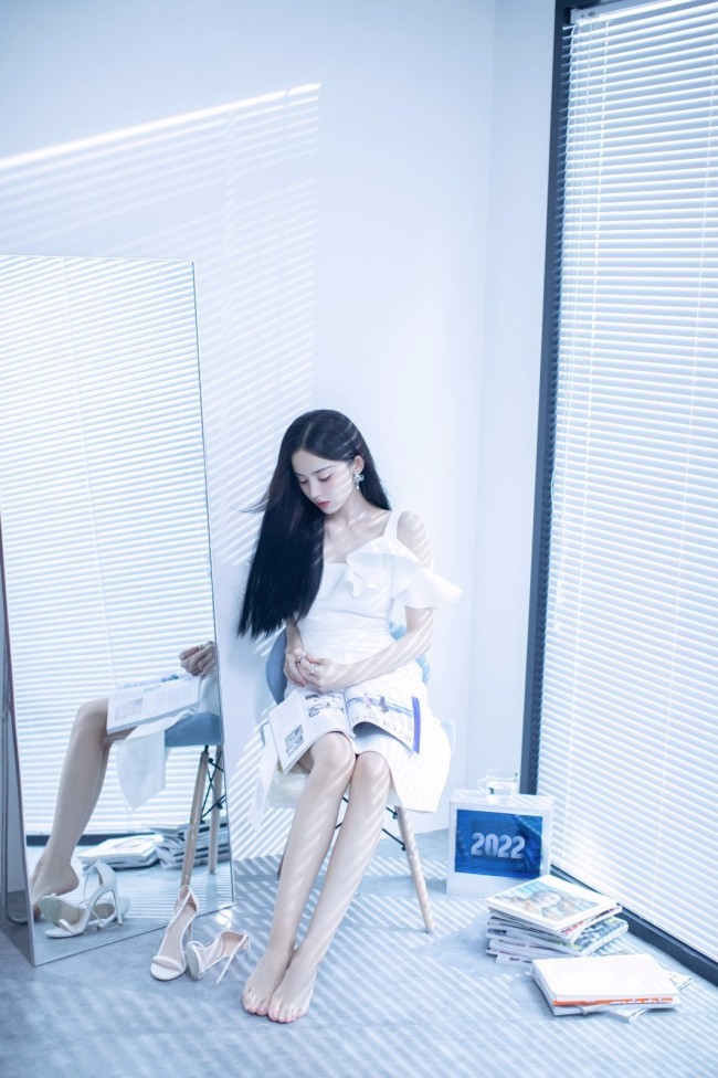 淡妆也很美！娜扎穿白裙展现清新脱俗气质