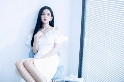 ​淡妆也很美！娜扎穿白裙展现清新脱俗气质