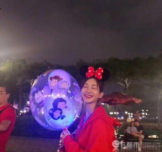 ​网友迪士尼偶遇江疏影 带父母尽孝心